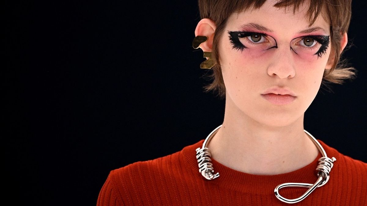 Módní značka Givenchy sklízí kritiku za náhrdelník, který připomíná oprátku